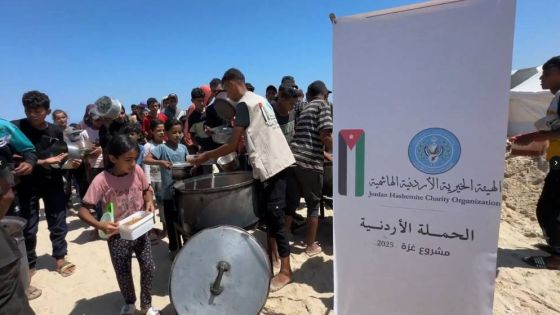 الحملة الأردنية توزع وجبات المنسف في مواصي خان يونس