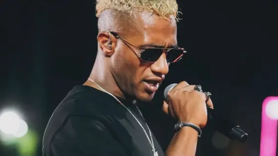 محمد رمضان يثير الجدل ثانية.. خلع حذاءه على المسرح وانتقد مساعديه