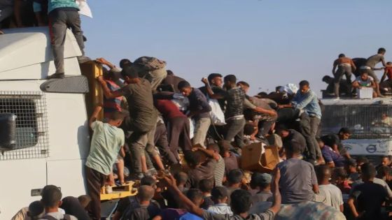 قاتل جديد في غزة.. انقلاب شاحنة مساعدات يودي بحياة 20 فلسطينيا