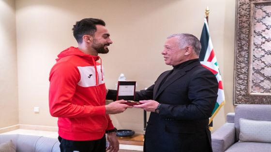 الملك ينعم على لاعب الجمباز أبو السعود بميدالية التفوق