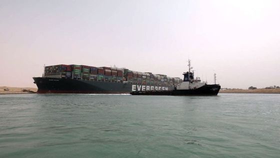هيئة قناة السويس تعلن استئناف الملاحة بعد تعويم السفينة