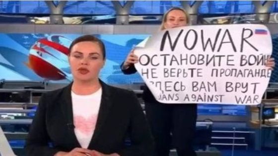 شاهدوا : امرأة تقتحم نشرة أخبار تلفزيون روسيا وتدعو لوقف الحرب