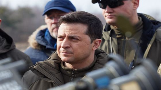 This handout photograph taken and released by the Ukrainian Defence Ministry on February 16, 2022, shows Ukrainian President Volodymyr Zelensky (C) listening to explanations during a military drill outside the city of Rivne, northern Ukraine. RESTRICTED TO EDITORIAL USE - MANDATORY CREDIT "AFP PHOTO / Ukrainian Defence Ministry" - NO MARKETING NO ADVERTISING CAMPAIGNS - DISTRIBUTED AS A SERVICE TO CLIENTS (Photo by Handout / UKRAINIAN DEFENCE MINISTRY PRESS-SERVICE / AFP) / RESTRICTED TO EDITORIAL USE - MANDATORY CREDIT "AFP PHOTO / Ukrainian Defence Ministry" - NO MARKETING NO ADVERTISING CAMPAIGNS - DISTRIBUTED AS A SERVICE TO CLIENTS