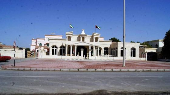 إماراتي يبني “خزنة البتراء” الشهيرة على مدخل منزله في أبو ظبي