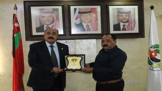 تكريم سائق أردني أعاد 26 ألف دينار كويتي