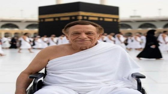 عادل إمام يُثير التفاعل بصورة جديدة من أمام الكعبة