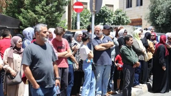 ما بين الدعم والتأثير السلبي .. ما الداعي لإنتظار الأهالي أمام قاعات التوجيهي