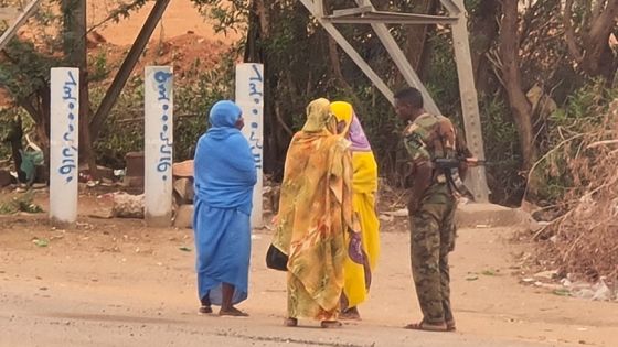 An army soldier talks to women on a street in Khartoum on June 6, 2023, as fighting continues in war-torn Sudan. Battles raged in Sudan's war-torn capital of Khartoum on June 6, witnesses said, and the residents of an island in the Nile reported being "under siege" amid desperate shortages. (Photo by AFP)