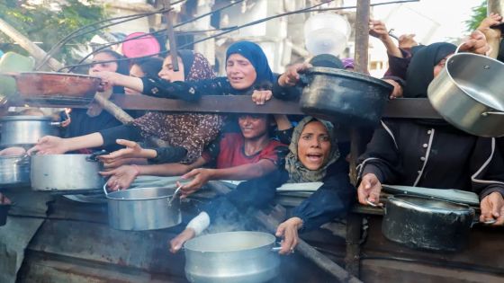 10 صور توثّق الجوع في زمن التخمة والإبادة في عصر الشاشات