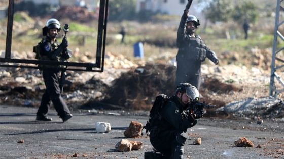 الاحتلال يغلق الطرق الرئيسية والفرعية المؤدية إلى قرية برقة