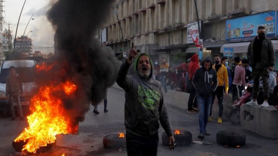 احتجاجات وقطع للطرق .. وقف دعم الوقود يفجّر غضباً شعبياً في لبنان