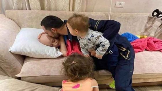 قبلة الوداع .. فلسطيني يودّع طفله المريض بالسرطان قبل اعتقاله