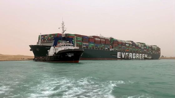 وسائل إعلام أميركية : أنباء عن إرسال البحرية الأميركية فريقاً لمصر لتعويم السفينة الجانحة بقناة السويس