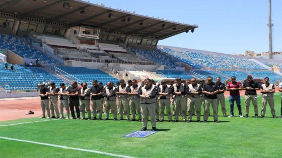 شاهد بالصور: قوة أمن الملاعب تؤدي صلاة الظهر في مدينة الحسين للشباب