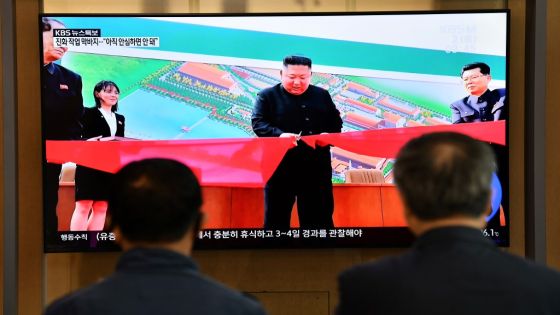 People watch a television news screen showing a picture of North Korean leader Kim Jong Un attending a ceremony to mark the completion of Sunchon phosphatic fertiliser factory, at a railway station in Seoul on May 2, 2020. - North Korea's Kim Jong Un has made his first public appearance in nearly three weeks, state media reported on May 2, following intense speculation that the leader of the nuclear-armed nation was seriously ill or possibly dead. (Photo by Jung Yeon-je / AFP)