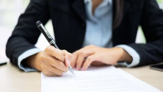 جدل واسع حول إعادة موظف حكومي موقوف إلى عمله قبل صدور حكم قضائي نهائي!