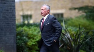 الملك يبحث أبرز التطورات بالمنطقة في اتصالين هاتفيين مع أمير قطر ورئيس الإمارات