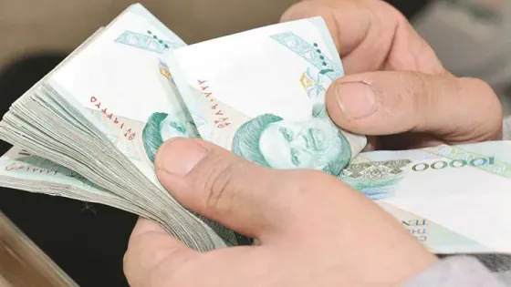 الريال الإيراني يهبط إلى مستوى غير مسبوق