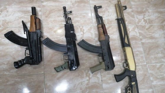 ضبط 3 أسلحة نارية اوتوماتيكية وسلاح فردي في عمان