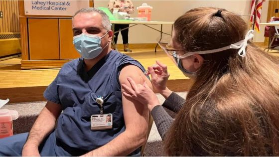 أطباء أردنيون يتلقون اللقاح بأميركا