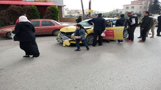 سائق تكسي يفقد السيطرة ويصطدم مركبتين في اربد