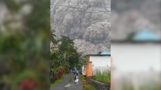 ثورة في حلقة النار.. بركان سيميرو يقتل 13 شخصا ويدمر 300 منزل بإندونيسيا