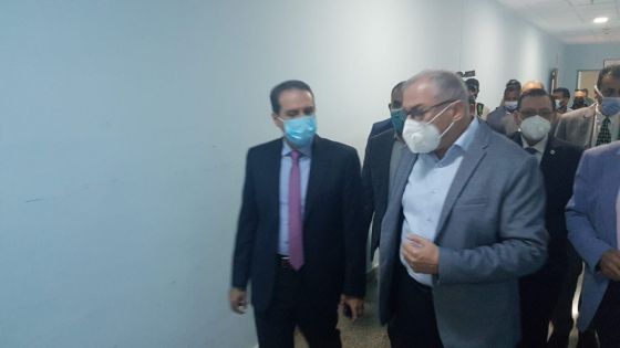 #عاجل مواطن يعترض وزير الصحة أثناء تفقده مستشفى حمزة
