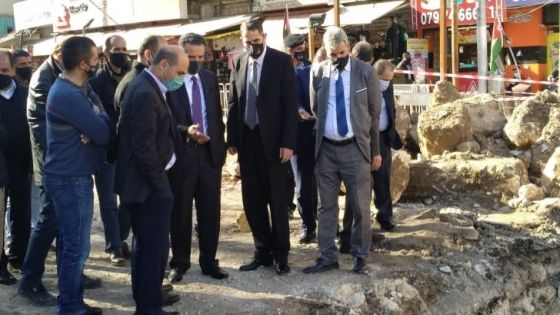 وزير السياحة يتفقد البقايا الأثرية التي اكتشفت في حفريات وسط البلد