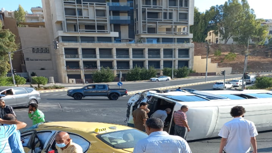 اصابة 14 شخص بحادث تصادم باص وتكسي تحت جسر عبدون