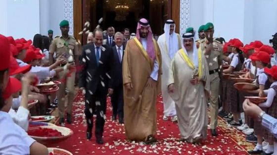 ملك البحرين يقدم بن سلمان والبحرينيون يستقبلون الزعماء العرب بالورود