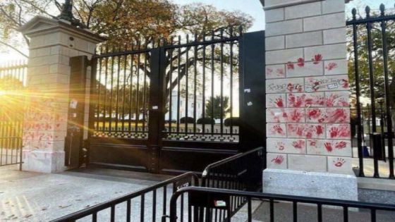 متظاهرون يطبعون بصمات حمراء على بوابة البيت الأبيض