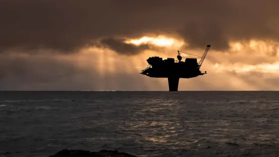 بعد خطاب ترمب.. النفط يقفز والذهب والفضة يتراجعان