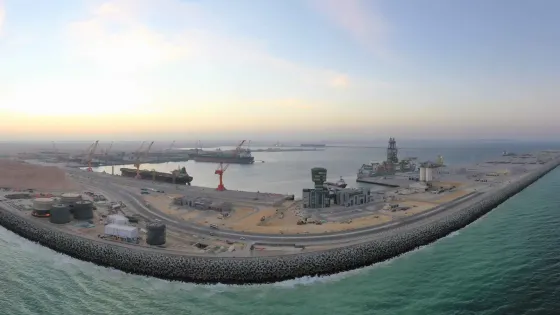 مسيرات تستهدف أحد خزانات الوقود بميناء الدقم في سلطنة عُمان