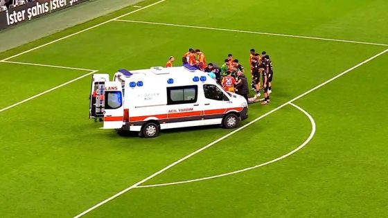 سيارة الإسعاف دخلت الملعب.. اصطدام مروع بين لاعبين في كأس تركيا