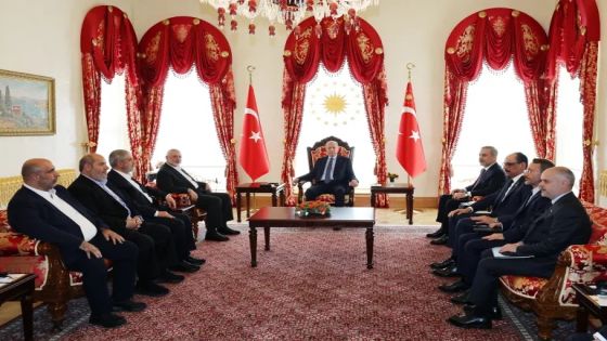 أردوغان: أمير قطر يعتبر قادة حماس من أفراد العائلة