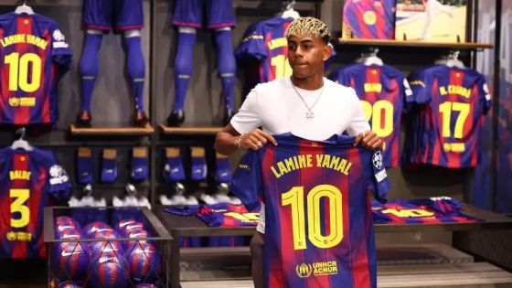 لامين يامال يتسلم الرقم 10 الأسطوري في برشلونة