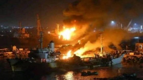 التحالف بقيادة السعودية يشن غارة على ميناء المكلا في اليمن