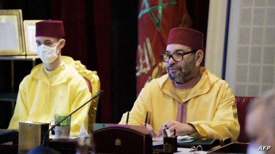 This handout picture released by the Moroccan Royal Place on July 13, 2022, shows Morocco's King Mohammed VI (R) chairing a council of ministers accompanied by his son Prince Moulay Hassan, at the Royal Palace in the capital Rabat. (Photo by Moroccan Royal Palace / AFP) / XGTY / RESTRICTED TO EDITORIAL USE - MANDATORY CREDIT "AFP PHOTO / HO / MOROCCAN ROYAL PALACE - NO MARKETING NO ADVERTISING CAMPAIGNS - NO RESALE- DISTRIBUTED AS A SERVICE TO CLIENTS