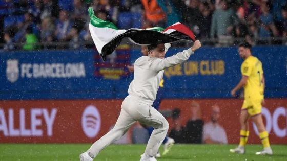 علم فلسطين يزين مباراة برشلونة وخيتافي في الليغا
