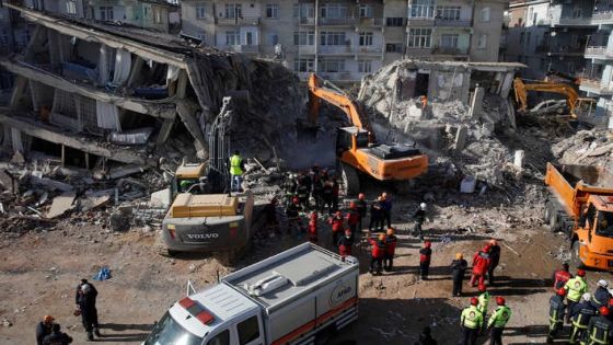 Emergency personnel work at the site of damaged buildings after an earthquake in Elazig, Turkey, January 27, 2020. REUTERS/Umit Bektas