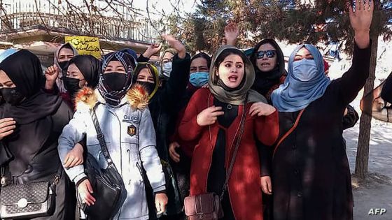 Afghan women chant slogans to protest against the ban on university education for women, in Kabul on December 22, 2022. - A small group of Afghan women staged a defiant protest in Kabul on December 22 against a Taliban order banning them from universities, an activist said, adding that some were arrested. (Photo by AFP)