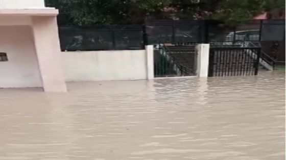 مياه الأمطار تحاصر طلبة ومعلمين بمدرسة في ابونصير