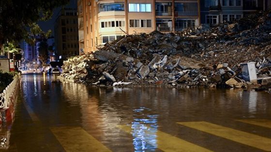 غرق شوارع مدينة تركية إثر ارتفاع مستوى سطح البحر
