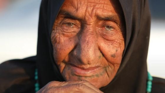عاشت نكبتين ونكسة.. فلسطينية عمرها قرن تنزح قسراً إلى جنوب غزة