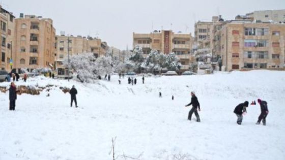 رجل الثلج في شوارع عمان والأردنيون ينسون ضغوط كورونا