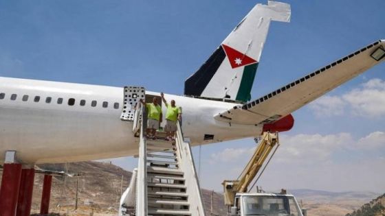 شاهدوا : فلسطينيان يحولان طائرة بوينغ 707 إلى مقهى وصالة أفراح
