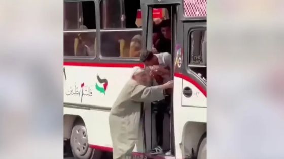 فيديو سقوط مسن من حافلة يثيرغضب المصريين.. والحكومة تتدخل