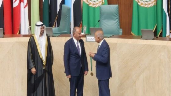 الشواربة يتسلّم جائزة التميز الحكومي كأفضل مدير بلدية عربية