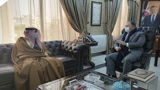 وزير العمل والدولة لشؤون الاستثمار يستقبل السفير الكويتي