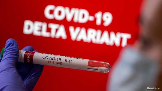 FILE PHOTO: FILE PHOTO: A person holds a test tube labelled 'COVID-19 Test Positive' in front of displayed words 'COVID-19 Delta variant' in this illustration taken August 31, 2021. REUTERS/Dado Ruvic/Illustration/File Photo/File Photo